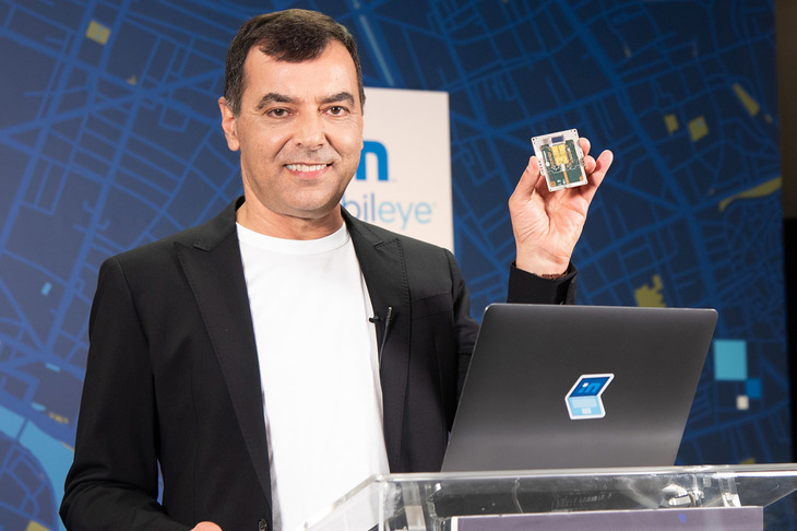 「CES 2021」のプレスカンファレンスにおいて、新しいLiDAR SoCを紹介するモービルアイのアムノン・シャシュアCEO。