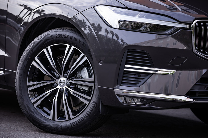 「B5 AWDインスクリプション」グレードには、ダイヤモンドカット／ブラックの19インチ「5マルチスポーク」ホイールが標準装備となる。試乗車は235/55R19サイズの「コンチネンタル・エココンタクト6」タイヤを組み合わせていた。