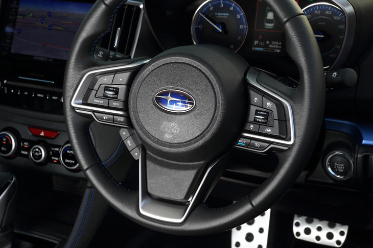 進化した運転支援システム「アイサイト」は、ステアリングに配置されたスイッチでほとんどの機能が直感的に操作可能。