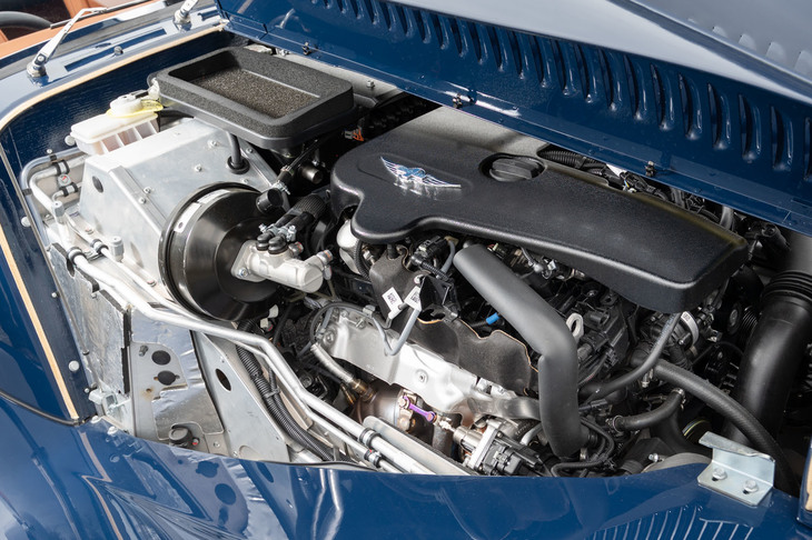 MT仕様のエンジンは、最大トルクを350N・mに抑えつつ、最高出力の発生回転数を5500rpmに引き上げるなど（AT仕様は4400rpm）、組み合わされるトランスミッションに合わせて調整が加えられている。