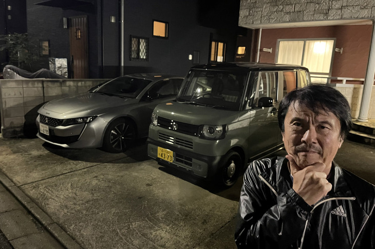 2024年9月27日に発売された新型軽スーパーハイトワゴン「ホンダN-BOXジョイ」（写真右）と、ちょいワル特急こと、わが愛車「プジョー508 GT BlueHDi」（同左）。今回は夜の首都高で、FF車の「N-BOXジョイ 2トーン」に試乗した。車両本体価格は192万7200円。