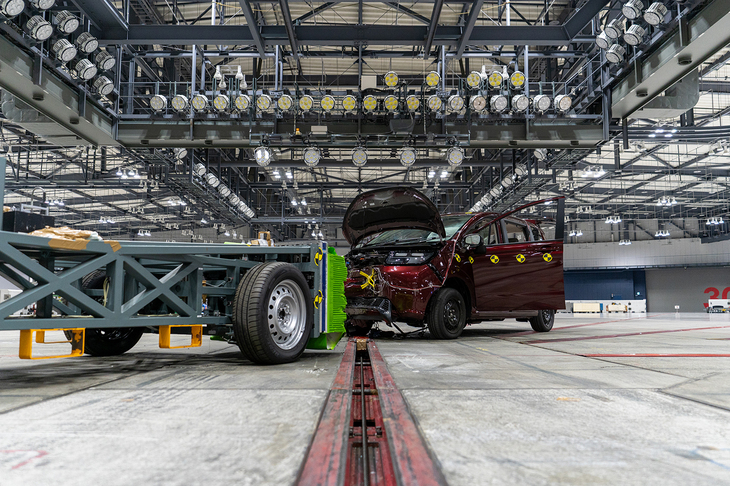 50km/hで衝突した「フリード」と台車。0度の正面衝突、50％オフセットという条件だった。