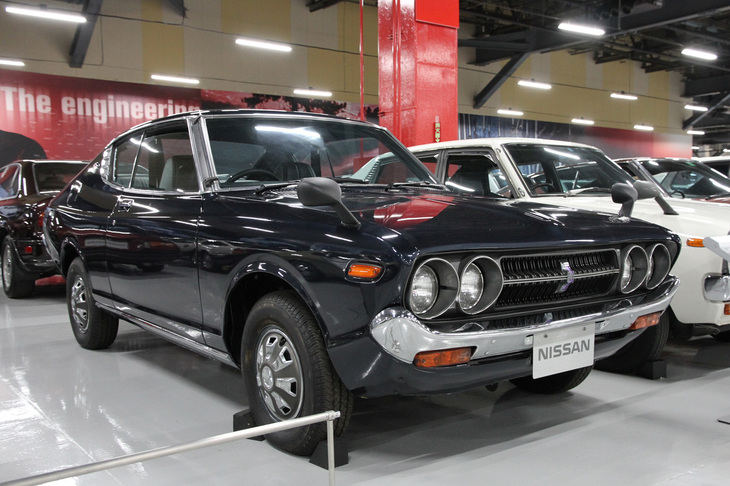 1973年「日産バイオレット ハードトップ1600 SSS-E」。510ブルーバードの実質的な後継車種として同年にデビューしたモデルが、型式名710こと初代バイオレットである。1600 SSS-Eは510譲りの4輪独立懸架を持つシャシーに、EGI（電子制御インジェクション）を備えた直4 SOHC 1.6リッターのL16E型エンジンを積んだホットグレードだった。