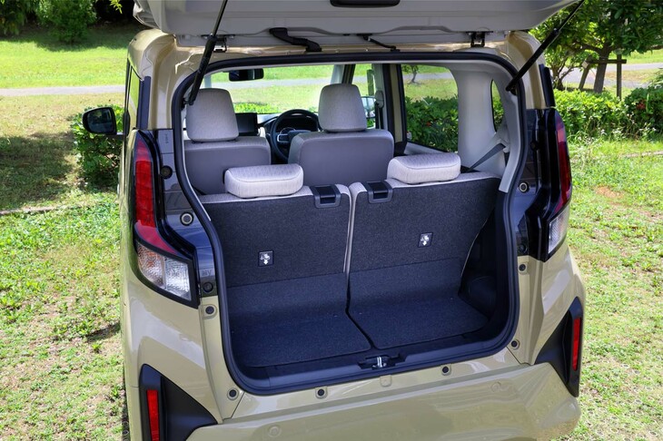 荷室の仕様は、この手の軽ハイトワゴンとしては標準的なもの。伝統的に右ヒンジだったバックドアは、6代目よりスタンダードな上ヒンジに変更された。