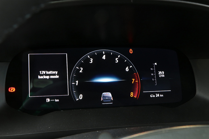 メーターパネルもチェック。タコメーターから推測すると、ガソリン車のようだ。新型「ルノー・カングー」の欧州仕様には、ガソリン車に加え、ディーゼル車と電気自動車も設定されている。