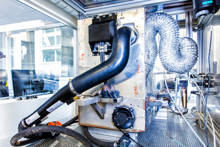 日産が現在開発を進めるSOFCスタック。発電時に生ずる廃熱は、エタノール混合水から水素を取り出す化学反応の活性化に転用される。