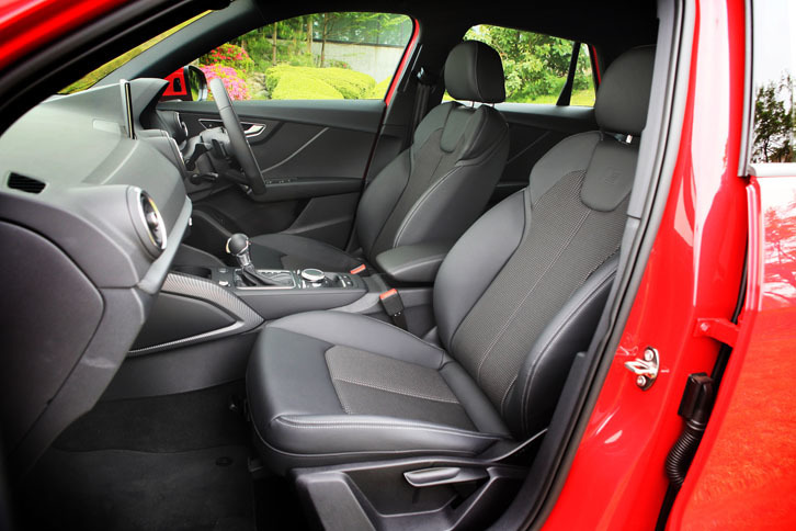 「Q2ファーストエディション」には、背もたれにS lineロゴが入ったクロス・レザーシートが装着される。