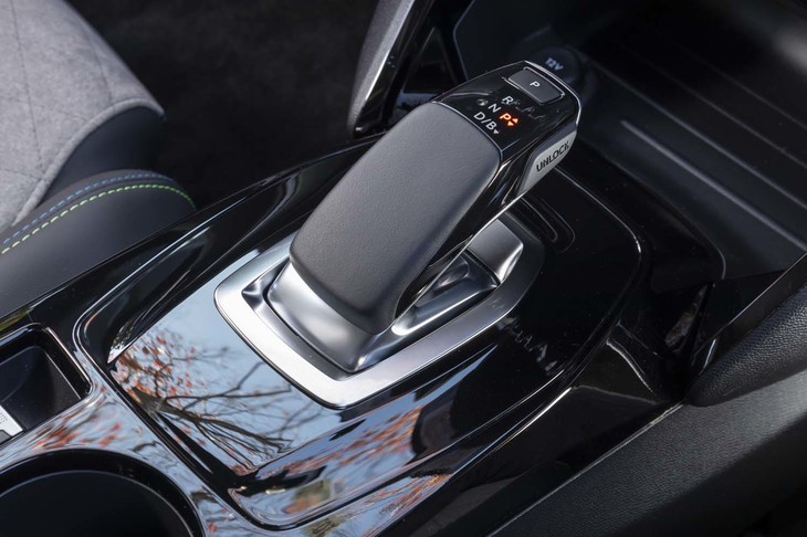 ガングリップタイプのシフトレバーはバイワイヤ式。レバー上部にはパーキングポジションのセレクターが備わる。