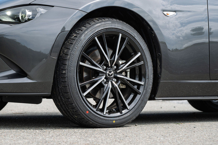 「RF」にはソフトトップ車とは異なり、17インチのアルミホイールと205/45R17サイズのタイヤが装備される。