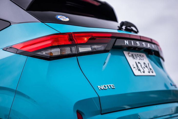 今回試乗したのは「ノートX FOUR」で、前輪用に1基、後輪用に1基の計2つのモーターを搭載している。従来型と同じく前者は最高出力116PS／最大トルク280N・mを、後者は同68PS／同100N・mを発生する。