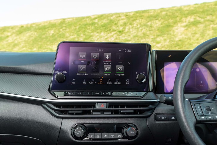 上級グレード「X」では、充実したコネクテッド機能が自慢の「NissanConnectナビゲーションシステム」が選べる。