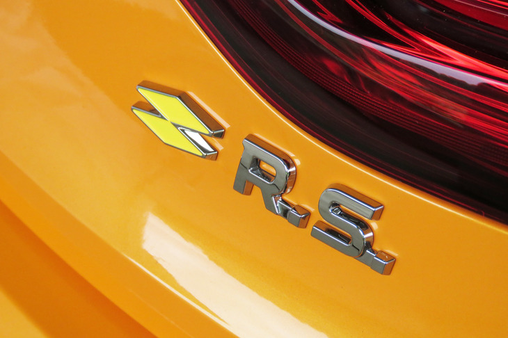 「メガーヌR.S.」のリアバッジ。ルノー・スポールはルノーの中でもモータースポーツ活動と高性能車の開発を担ってきた組織である。