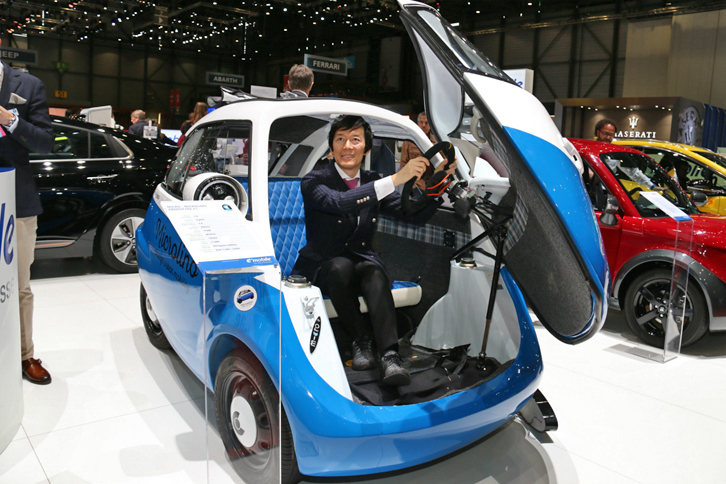 第2次大戦後にBMWも生産した「イセッタ」を想起させる「ミクロリーノ」。スイス・チューリッヒ郊外を拠点に「キックスケーター付きトロリーケース」などユニークな製品を送り出しているマイクロモビリティ・システムズ社が開発した、街乗り用のEVである。イタリアのイモラで2017年中の生産開始が予定されている。