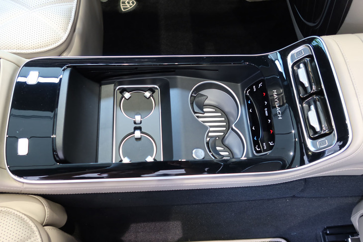 メルセデス・マイバッハS680エディションノーザンライツ（リアシート用センターコンソール）