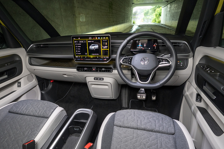 ボディーは大きいが、オーバーハングが短く運転席からの見晴らしもいいため、どちらかといえば運転はしやすい（狭所での取り回しは別）。明るいキャビンは居心地がよい。