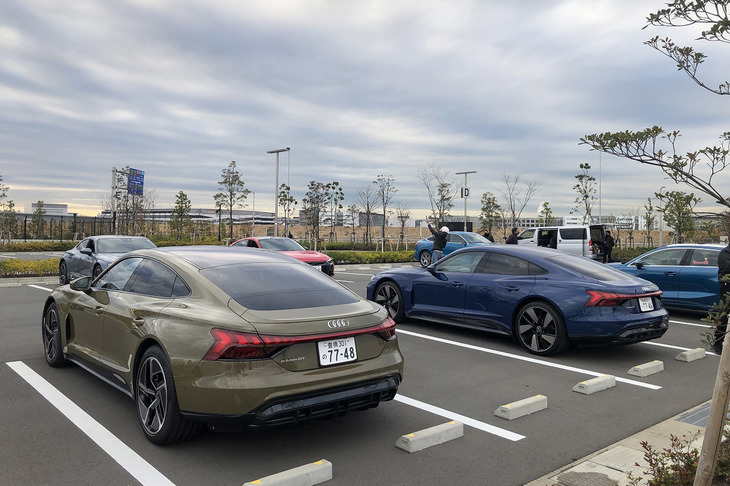 「e-tron GT」のボディーサイズは全長×全幅×全高＝4990×1965×1415mmで、ホイールベースは2900mm。半分愛車の「ランボルギーニ・カウンタック25thアニバーサリー」よりも車幅は狭いので問題なしだ。