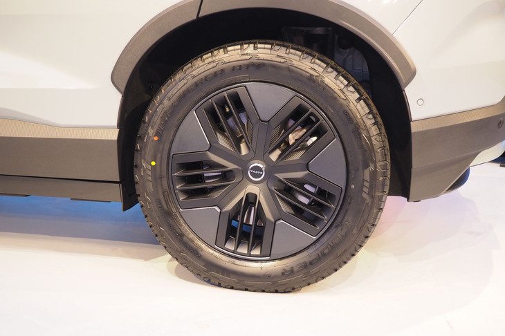 ボルボEX30クロスカントリー（用品装着車のリアホイール）