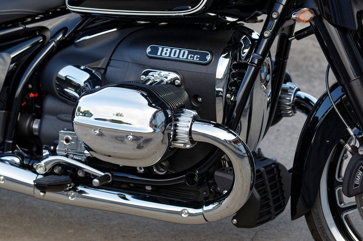 1801ccの排気量を持つ空油冷式の水平対向2気筒エンジン。その仕様は他の「R18」シリーズのモデルと共通で、91PSの最高出力と158N・mの最大トルクを発生する。