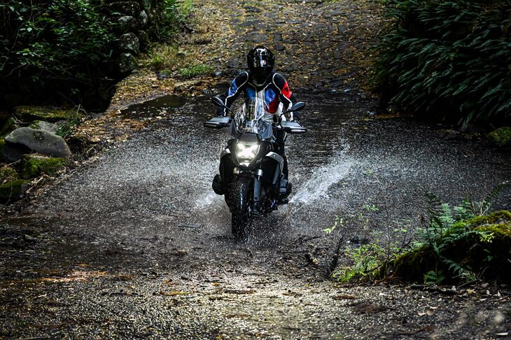 オフロード走行に臨む「R1300GS」。スマート路線へと趣を変えたデザインを、ファンがどう受け止めるかも気になるところである。