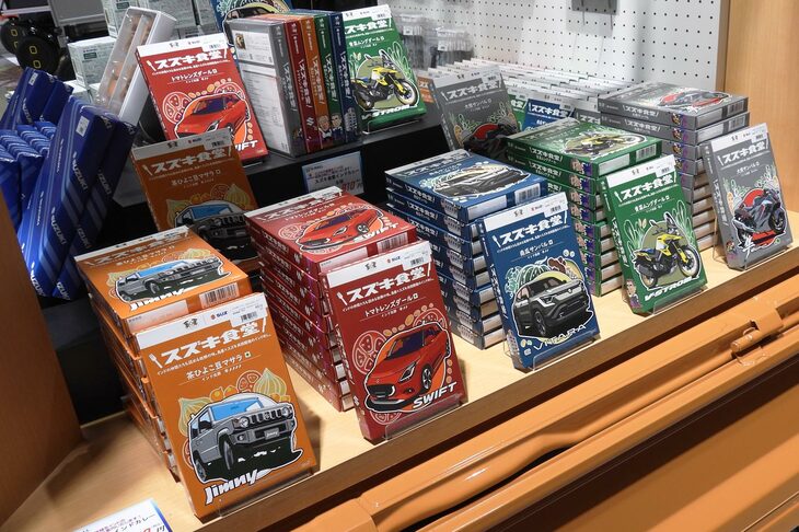 「スズキ・スーパーキャリイ」の荷台では、最近話題のスズキの「インドベジタリアンレトルトカレー」が販売されていた。