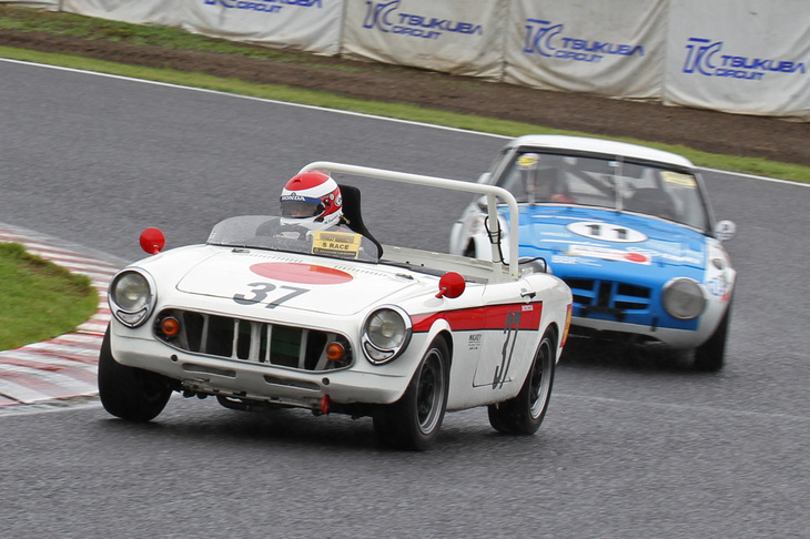 Sレースにおける、第1期ホンダF1「RA273」風のカラーリングを施された1965年「ホンダS600」と、チームトヨタのワークスマシン風に塗り分けられた1966年「トヨタ・スポーツ800」のバトル。結果は前者が総合16位、後者が17位だが、S65-1クラスでは1位と2位。