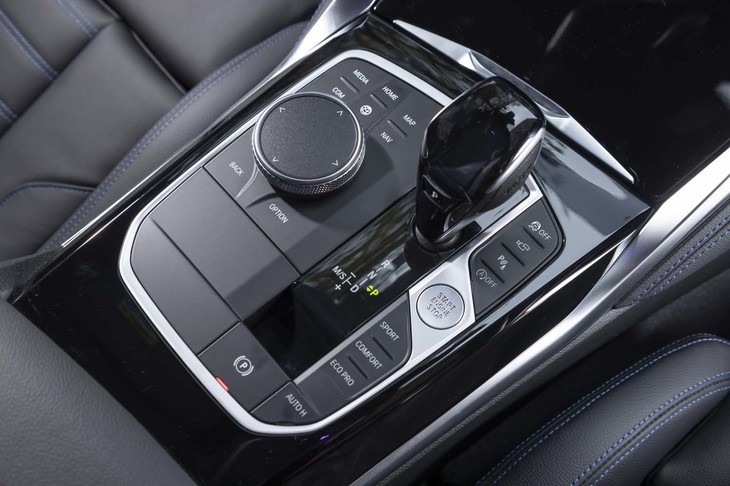 変速機はZF製の8段スポーツATを採用している。