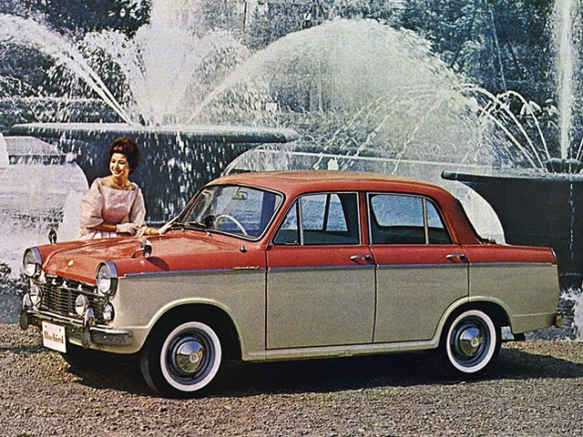 初代「ブルーバード」に設定された女性向け仕様の「1200ファンシーデラックス」。パステルカラー＝女性向け、というイメージは、当時からあったようだ。