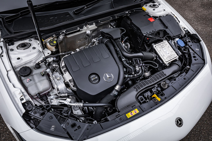 「A180セダン」のエンジンはルノーと共同開発された1.3リッター直4ガソリンターボエンジンで、最高出力136PS、最大トルク200N・mを発生。7段DCTと組み合わされる。