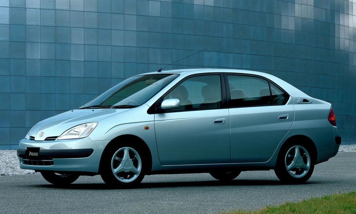 ハイブリッドカーの代名詞的存在となった「トヨタ・プリウス」が誕生したのは平成に入って9年目の1997年12月。燃費は28.0km/リッター（10・15モード値）で、当時の販売価格は215万円だった。