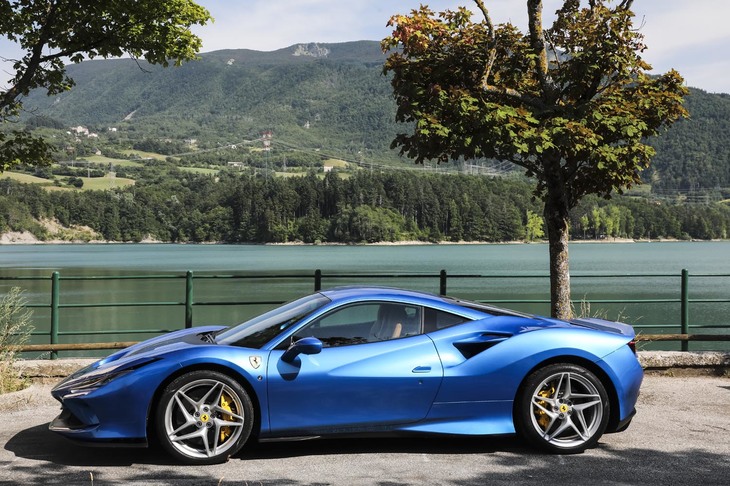 「トリブート（tributo）」という、イタリア語で賛辞・贈り物を示す車名には、歴代V8エンジン搭載車に対するオマージュが込められている。