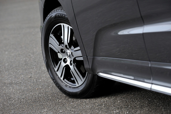 「オデッセイ ハイブリッド」のタイヤサイズは215/60R16。ガソリン車のベースグレード「G」とは異なりアルミホイールが標準装備される。