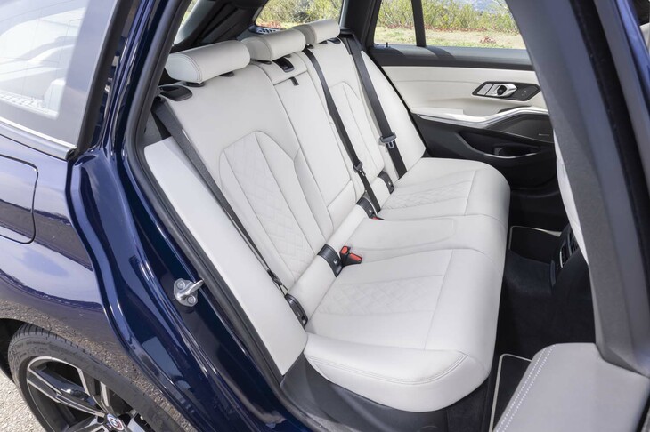 後席の背もたれは40：20：40の3分割式。前席ともどもBMWらしく表皮がパンと張られている。