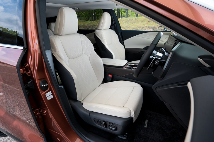 シート表皮はセミアニリン本革で、この「ソリスホワイト」は“バージョンL”でしか選べないカラーリングだ。