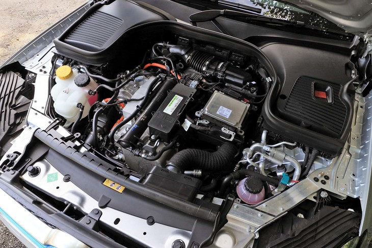 ボンネットの下には燃料電池スタックが搭載されている。