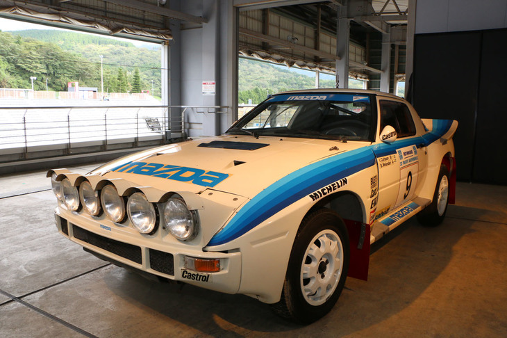 「マツダRX-7」のグループB仕様。WRCに参戦していたマツダラリーチーム・ヨーロッパがグループB規定で仕立てたモンスターマシン。84年の第6戦となるアクロポリスラリーに初投入。ただ、すでに時代は4WD車へとシフトしており、85年アクロポリスラリーで総合3位の戦績を残すも、4WD＋ターボの武器を持つ「ファミリア」へとバトンを渡す。