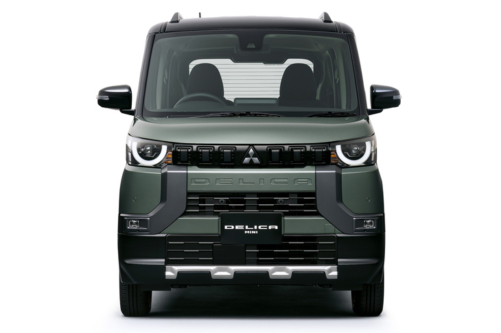 「デリカミニ」のフロントマスク。三菱は、黒い“J”の字のモールをして、このデザインを「ダイナミックシールドの一族」と表しているが……。