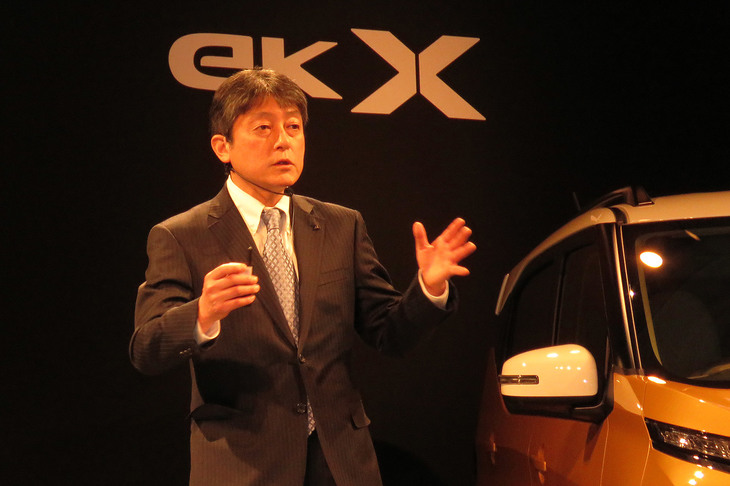 新型「eKワゴン」と「eKクロス」の特徴を説明する、商品戦略本部の吉川 淳氏。今回のモデルは、ボディーカラーやスタイル、外観に、つよいこだわりを持つ昨今の軽乗用車ユーザーのニーズに応えるべく開発されたもので、特にeKクロスについては、5種類のツートンカラーを含む、全11種類のカラーリングもその魅力として挙げていた。
