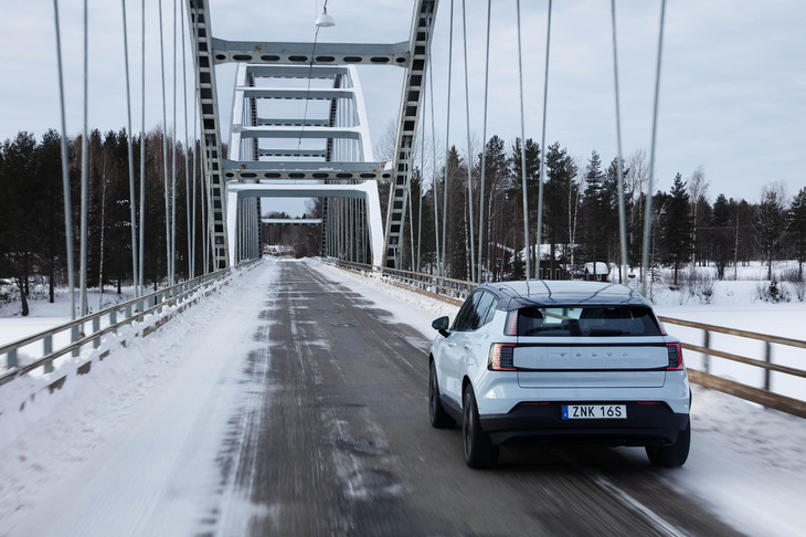 右タイヤが氷の上、左タイヤがアスファルトの上という、できれば遠慮したい道だが、「EX30ツインモーター パフォーマンス」は何事もなかったように走り抜ける。