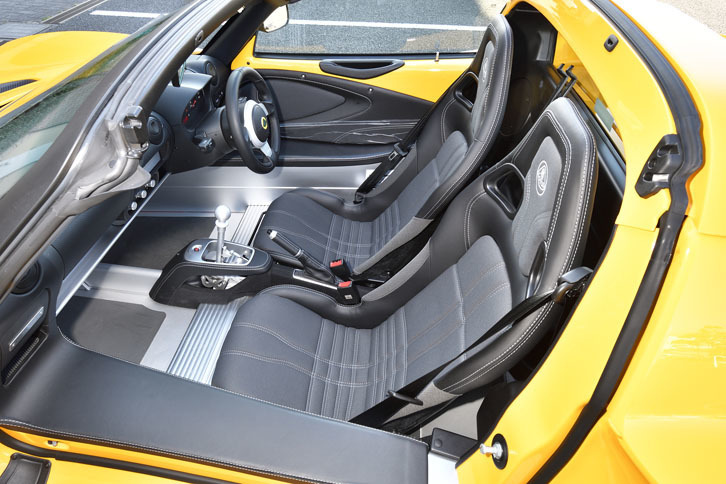 座面の薄い、コンパクトなバケットシートは、見た目に反して良好な掛け心地。運転席のみ前後調整機構を備えている。