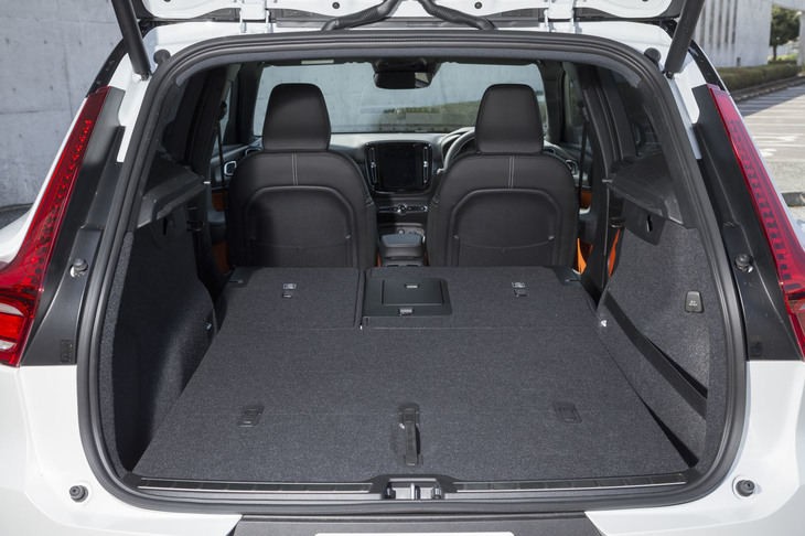 荷室の容量は、後席の背もたれを倒すことで拡大可能。長尺物に対応するためのスキーホールも備わる。