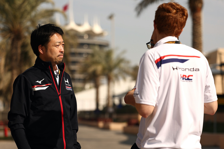 HRCの折原伸太郎トラックサイド・ゼネラルマネージャー（写真左）。2023年にパワーユニットチーフエンジニアとしてレッドブル系の2チームをサポート。アストンマーティンとタッグを組む今季は、サーキットの現場を取り仕切る役割を担う。（Photo=HRC/Getty）