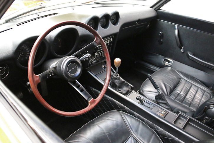上写真と同じ「240Z」のインテリアをのぞく。その売りのひとつがレザーシート。