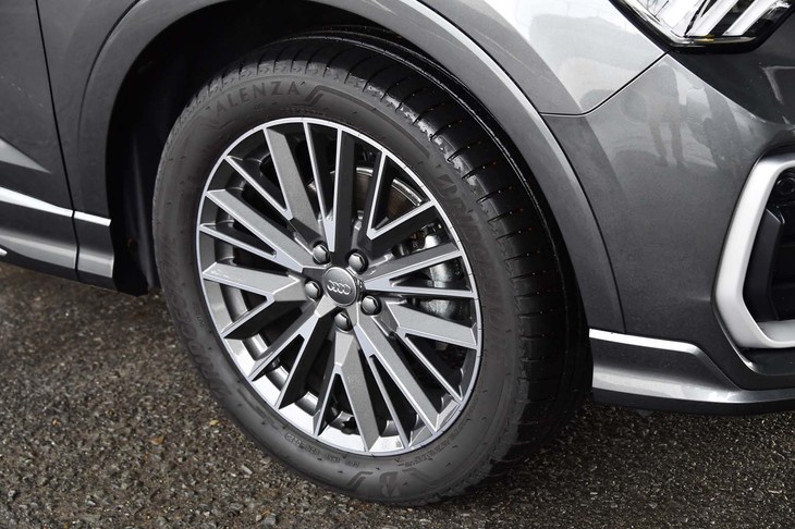 「20スポークVデザイングラファイトグレー」と名づけられた19インチホイールは、「Sライン」モデルならではの装備。