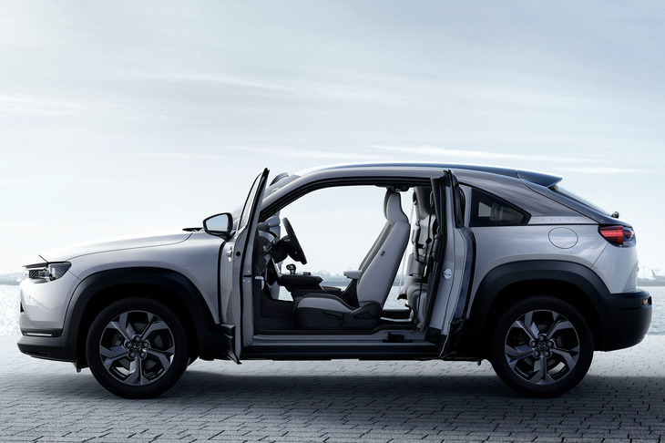 「MX-30」といえばこの「フリースタイルドア」だが……。　
	渕野「このドアが観音開きであるべき機能的な必然性が、どうにも感じられないんですよ」　
	清水「実際、不便だしね。これ」