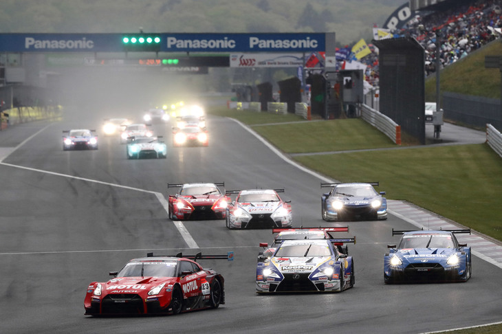 日本における“ハコ車レース”の最高峰に位置するSUPER GT。日本を代表する、あるいは海外から招聘（しょうへい）されたレーサーが腕を競い合う。写真は富士スピードウェイで開催された、2019年シーズン第2戦の様子。