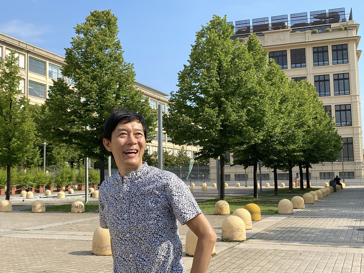 フィアット旧本社棟と筆者。2021年夏に撮影。