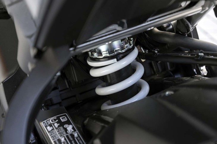 リアのサスペンションはストローク130mmのモノショックタイプ（写真）。フロントフォークは倒立でフルアジャスタブルとなっている。