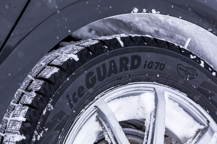 「アイスガード」は2002年に誕生したヨコハマのフラッグシップスタッドレスタイヤブランド。現在販売されている「アイスガード7」は、2017年の「アイスガード6」に続く同シリーズの第7世代にあたる。