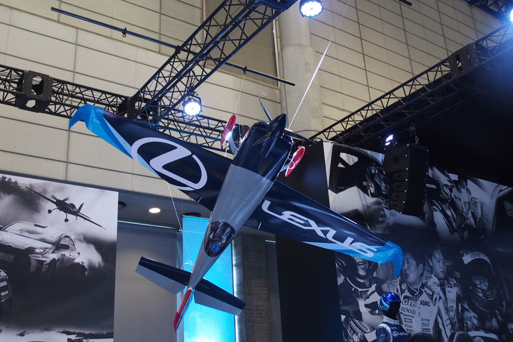 レクサスがサポートする「LEXUS／PATHFINDER AIR RACING」チームのエアレース参戦機体「Zivko Edge 540 V3」の3分の1スケールモデル。