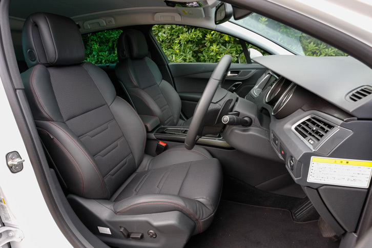 シートはレザーとファブリックを組み合わせた、ダークグレーのハーフレザータイプ。